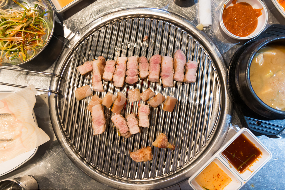 삼겹살,된장찌개,고기,돼지고기,돼지,육류,불판,철판,숯불,구이,숯불구이,회식,외식,맛있는,찌개,음식,한국요리,한식,소스,상차림,파채,파무침,식사