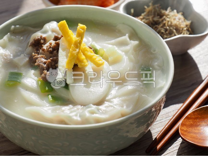 떡만두국,떡국,만두국,떡,한식,한국전통음식,한국음식,한국문화,음식,배경,음식문화,웰빙,웰빙음식,설날,식사,설날음식,명절,명절음식,흰색,국물,야채,아시아음식,떡국떡,koreantraditionalfood,koreanfood,ricecakesoup,mochi,koreanculture,food,background,foodculture,wellbeing,wellbeingfood,newyear,meal,chinesenewyearfood,holiday,holidayfood,white,soup,asianfood,계란,소고기,반찬,egg,beef,sidedish,음식,식재료,요리,food,cook,meal,dishes,food reserves