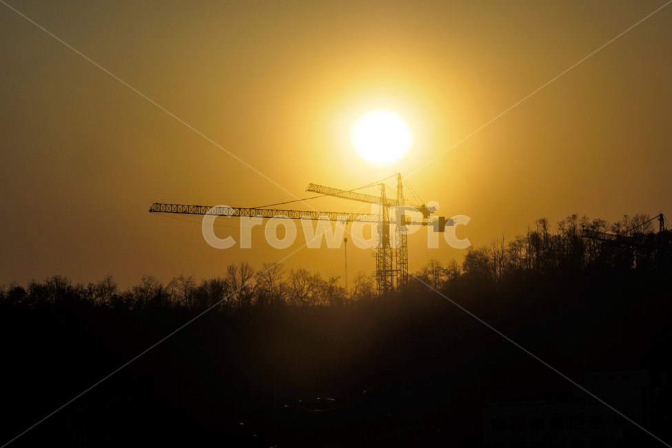 크레인,석양,태양,해질녁,공사장,실루엣,그림자,silhouette,shadow,산업,industry,industrial,건설업,건축업,construction industry