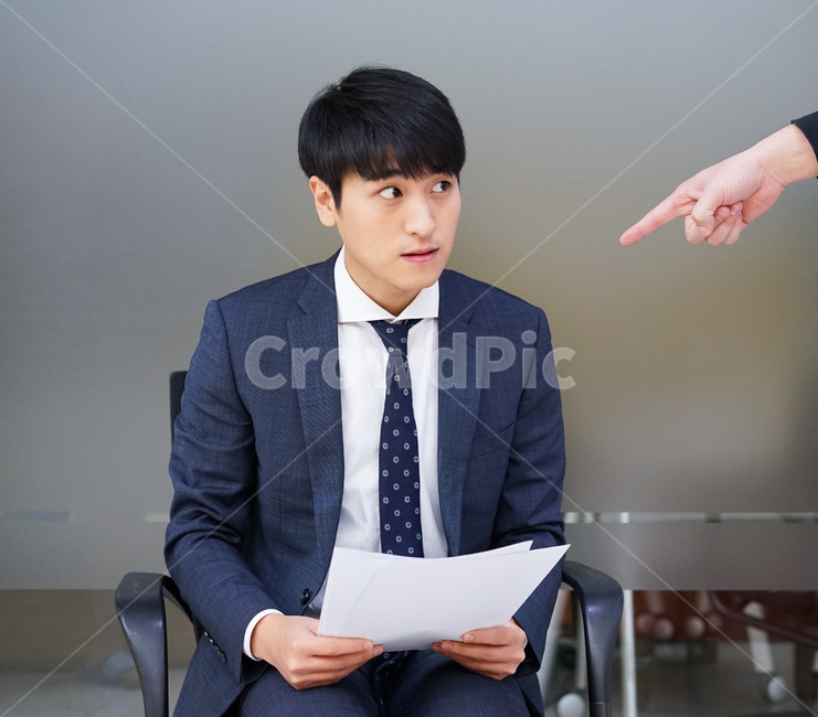 남자,남성,비즈니스,신입사원,직장인,회사원,사무실,서류,업무,스트레스,양복,정장,work,사회생활,직장생활,지시,꾸지람,꾸중,구박,혼남,사람,인물,인간,human,person,손,제스처,표시,손짓,표현,gesture,hand,sign,expression,남성,남자,man,male,산업,industry,industrial,비즈니스,사업,business,service,work