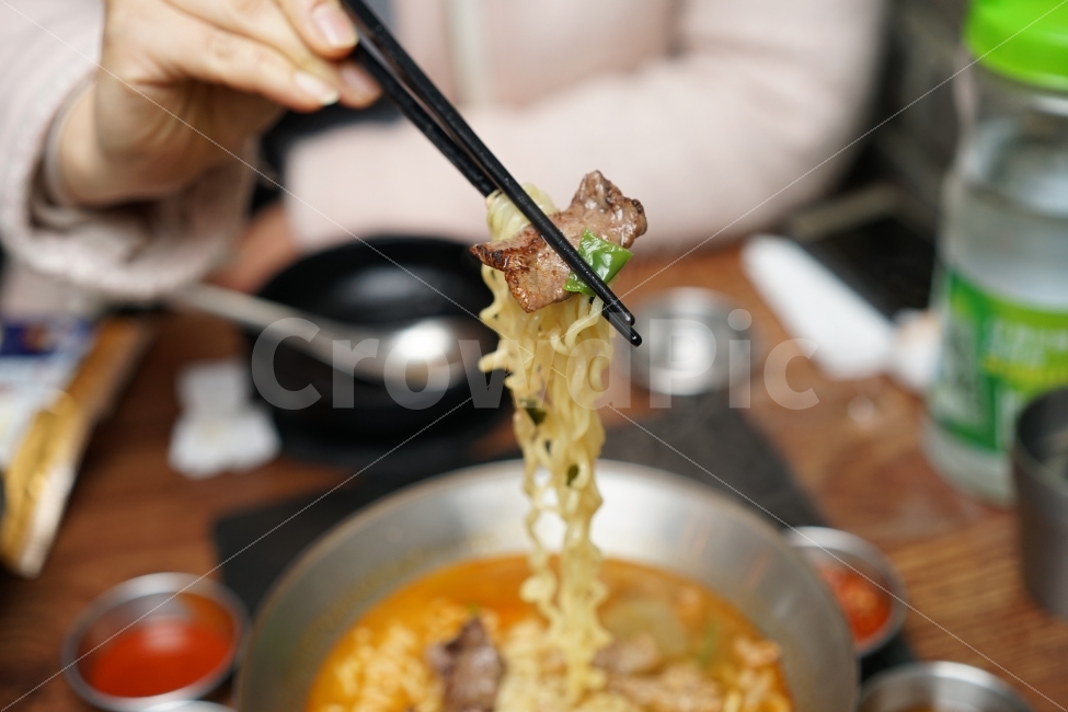 면발,면,요리,식사,라면,국물,소고기,꼬기,고기,푸짐,술집,든든,사람,인물,인간,human,person,신체일부,몸,body,음식,식재료,요리,food,cook,meal,dishes,food reserves,면류,면요리,noodles,육류,고기,meat,한식,한국음식,한국요리,korean food,korean dishes,korean meal,korean cook