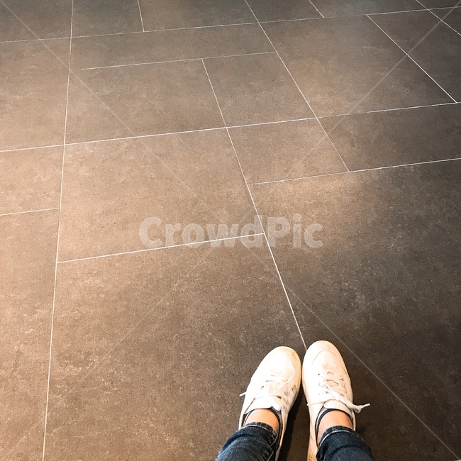 floor,바닥,human,person,사람,발,운동화