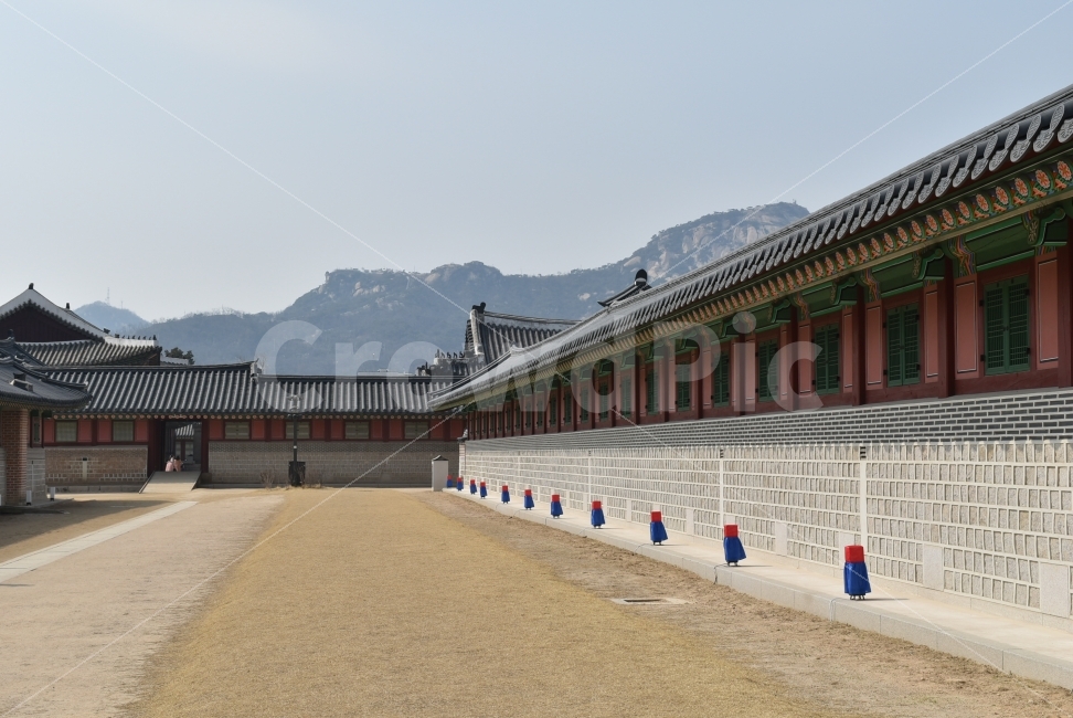 서울,경복궁,한국,전통,전통적인,역사,역사적인,한국적인,기와,처마,산,하늘,돌담,랜드마크,landmark,tourist attraction,한국전통,한국문화,korean traditional,korean culture