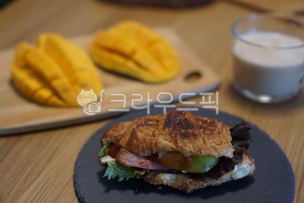 아침식사,브런치,망고,크로아상,크로와상,샌드위치,우유,맛있는,영양,과일,채소,식사,음식,요리