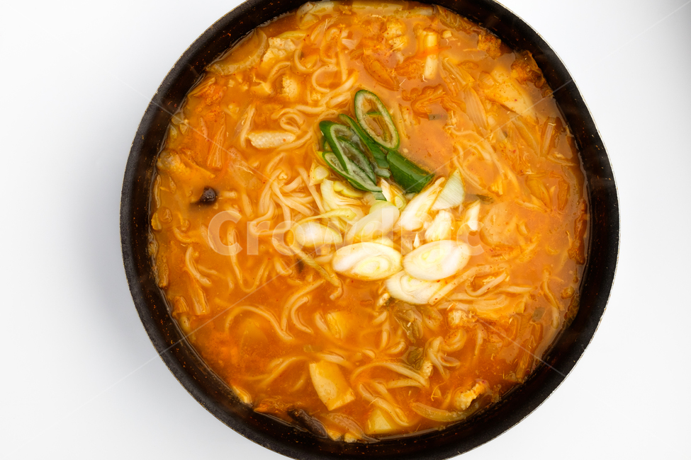 국수,칼국수,면,김치,파,밀가루,버섯,감자,음식,식사,식재료,음식재료,요리,식품,고추가루,매콤한,담백한,고소한,느끼한,맛있는,밀가루반죽,쫄깃한,부드러운,국물,두꺼운면