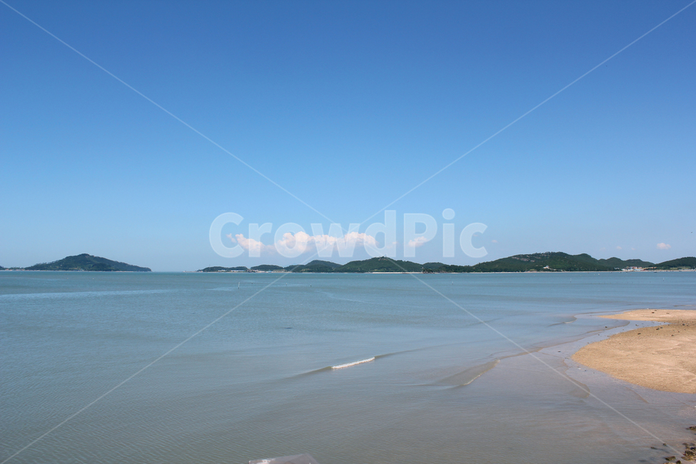 하늘,낮하늘,파란하늘,스카이,자연,블루,구름,산,먼산,섬,바다,낮바다,해변,해안가,해안선,모래사장,모래,바닷물,물결,바닷가,해수욕장,물,파랑,풍경,자연,풍경,nature,landscape,shoreline,water,ocean,대양,outdoors,옥외,sea,land,땅