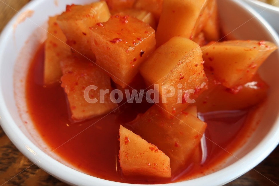 깍두기,김치,무,고춧가루,발효,식품,반찬,팔모썰기,양념,음식,한식,김장,음식,식재료,요리,food,cook,meal,dishes,food reserves,한식,한국음식,한국요리,korean food,korean dishes,korean meal,korean cook