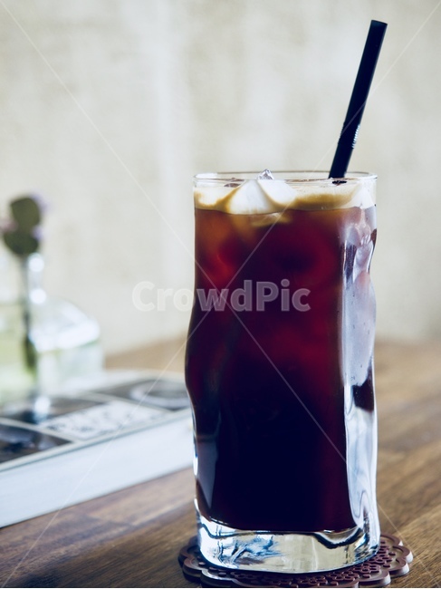 커피,아이스커피,아이스아메리카노,아메리카노,시원한음료,음료,여름음료,빨대,얼음,카페,크레마,컵,유리컵,배경,블랙커피,커피,카페,coffee,cafe