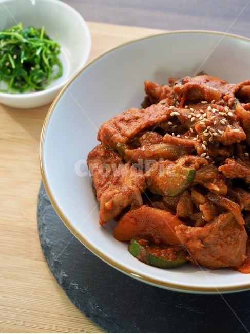 제욱볶음,제육고추장볶음,제육,식품및음료,한국음식,한국문화,동아시아문화,음식과음료산업,건강한식생활,웰빙,문화,산업,아시아,대한민국,접시,스튜디오촬영,손수만든,다이어트,전통,한국,젓가락,돼지고기,돼지고기구이,돼지고기바비큐,채소,음식,볶음,아시아음식,요리,나물,반찬,전통음식,돼지고기고추장볶음,점심식사,매운,매운요리,점심,음식,식재료,요리,food,cook,meal,dishes,food reserves,육류,고기,meat,한식,한국음식,한국요리,korean food,korean dishes,korean meal,korean cook