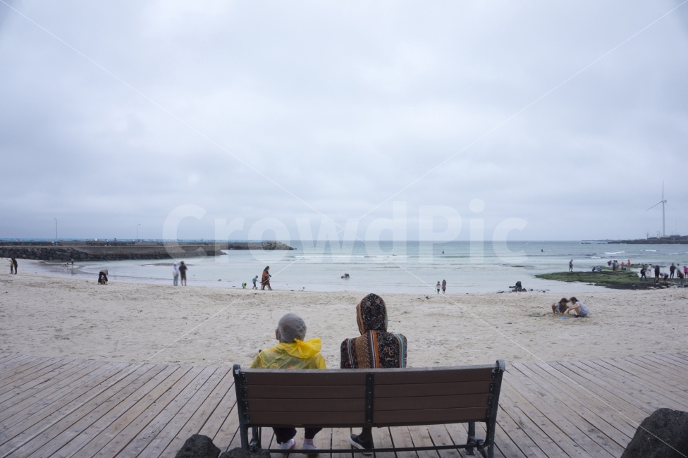 노인,제주도,바다,해변,풍경,할머니,할아버지,늙은이,남자,오래된,물,여행,사람들,남성,여름,자연,하늘,휴가,블루,야외,사람,수석,레저,해안,모래,관광,낚시,보트,백인,해안선,라이프,스타일,바위,어부,태양,일몰,수평선,보기,스톤,성인,아름다운,홀로,스포츠,흰색,행복한,배,섬,해변,바다,beach,sea,제주도,jeju,jeju island,사람,인물,인간,human,person,bench,벤치,furniture,가구,wood,나무