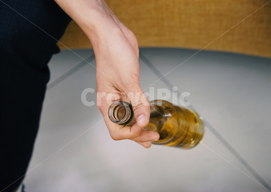 술병,맥주병,맥주,술,알콜,과음,사람,인물,인간,human,person,신체일부,몸,body,남성,남자,man,male,술,주류,alcohol