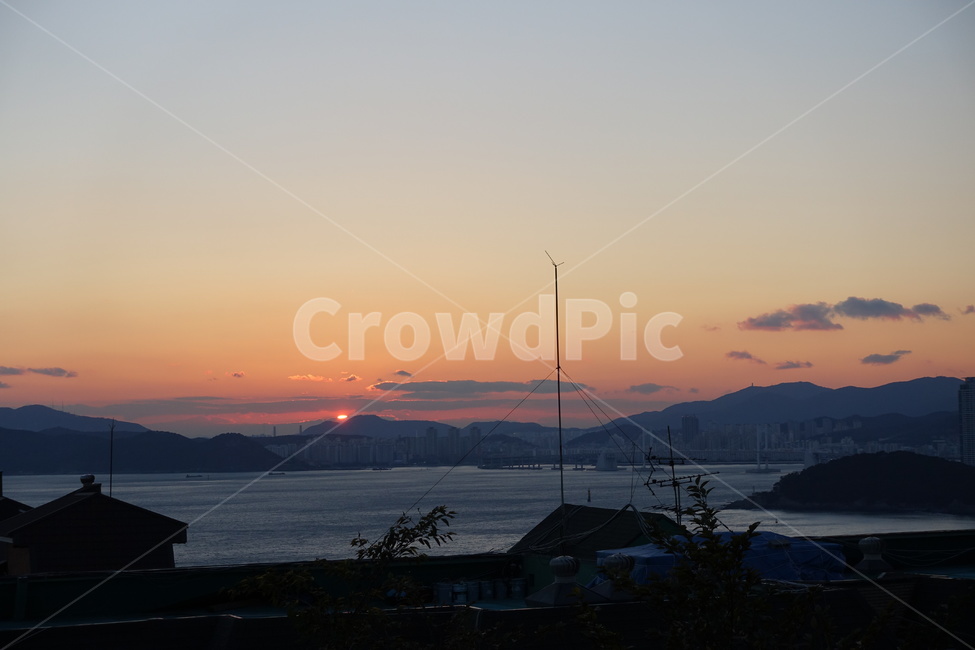 일출,하늘,구름,바다,새벽,자연,풍경,nature,landscape,outdoors,옥외,dusk,황혼,sunset,일몰,sky,dawn,red sky,붉은 하늘