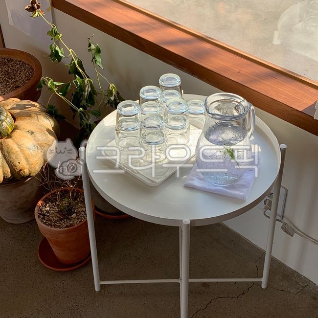 furniture,가구,table,테이블,tabletop,테이블탑,cafe,카페,mood,분위기카페,햇살,햇빛,감성