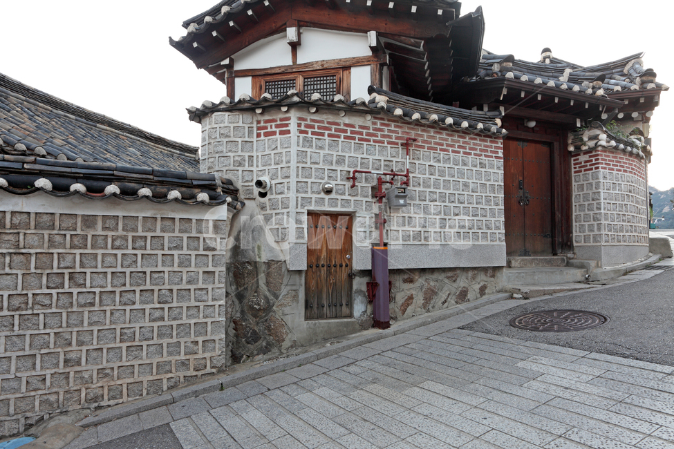 한옥,대문,문,집,주택,기와집,나무,나무문,계단,담,담장,고풍,고풍스런,전통,한국전통,한옥마을,북촌한옥마을,건축,건축물,전통건축,전통건축물,벽,입구,문고리,외관,익스테리어,민속,길,거리,길거리,골목,골목길,한국,한국전통,한국문화,korean traditional,korean culture,건축물,건물외관,exterior,building,structure,architecture,construction