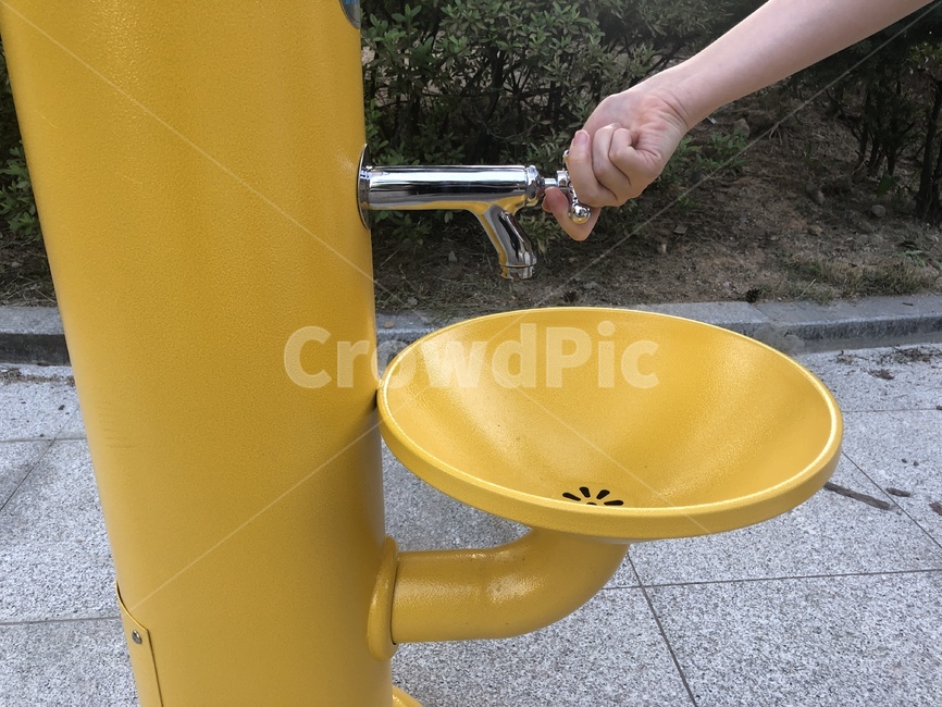 수도,수돗가,수도꼭지,노란색수도,세면대,식수도,식수관