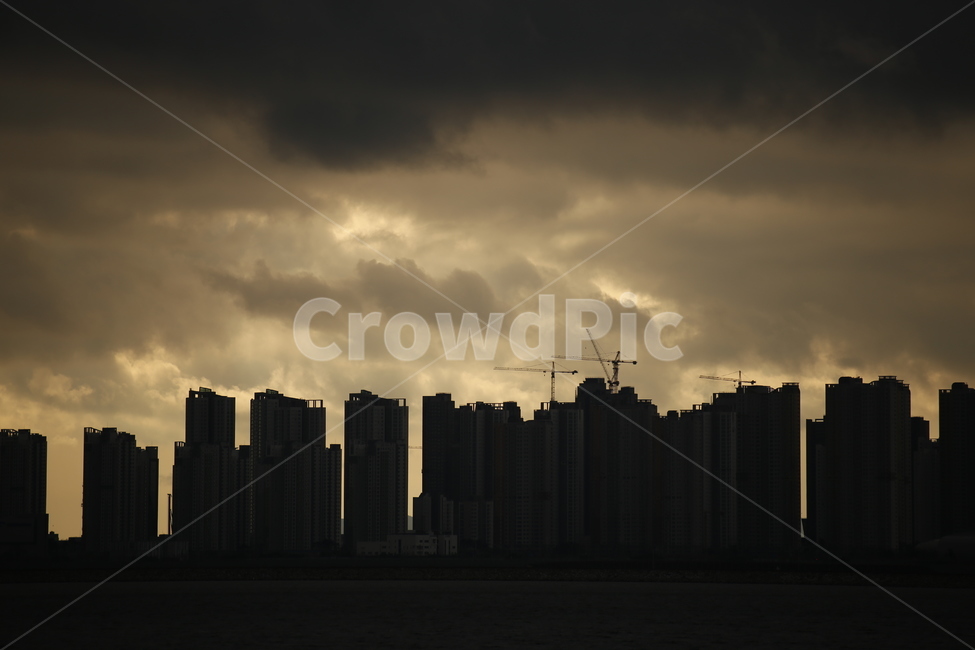도시,하늘,구름,감성,몽환,도시,풍경,city,landscape,한국도시풍경,한국도시경관,korea cityscape,실루엣,그림자,silhouette,shadow,감성,sensible,feeling,흑백,모노톤,monochrome,black and white,nature,자연,weather,날씨,outdoors,옥외