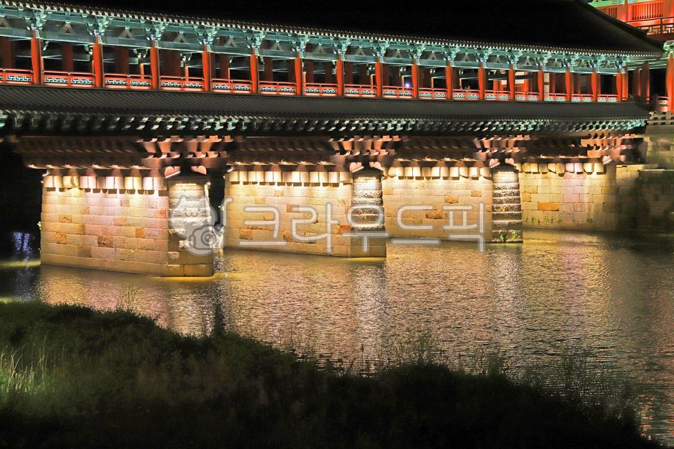 월정교,경주,경주야경,야경,한옥,밤,저녁,교량,물,반영,불빛,조명