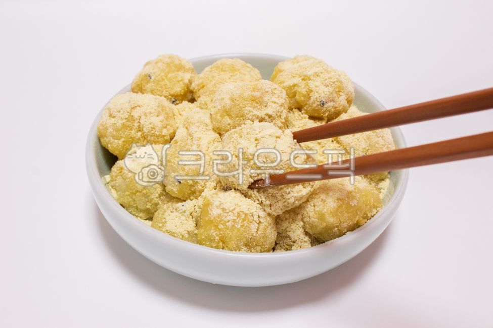 떡,인절미,디저트,한국음식,한국전통음식,간식,후식,수제,수제간식,명절음식,명절,한식,한국,음식,콩고물,떡고물,콩가루,인절미콩가루,홈메이드,건강음식,건강,건강한,전통,전통음식,인절미떡,홈메이드간식,건강식,건강간식,요리,젓가락,나무젓가락,그릇,접시,배경,바탕,백그라운드,ricecake,injeolmi,dessert,koreanfood,sweet,meal,tteok,food,homemade,traditional,healthy,holiday,eat,diet,beanflour,chopsticks,woodenchopsticks,snack,cooking,cuisine,dish,plate,korea,brown,white,background,음식,식재료,요리,food,cook,meal,dishes,food reserves,디저트,간식,후식,dessert,snack