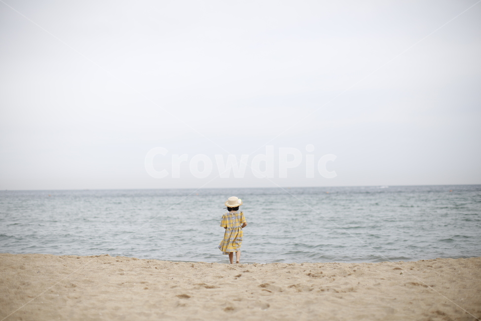 바다,부산,송정해수욕장,모래사장,여자아이,노란원피스,뒷모습,sea,밀짚모자,해변,바다,beach,sea,사람,인물,인간,human,person,어린이,어린아이,child,children,kid,여행,휴가,traveling,vacation,trip,감성,sensible,feeling
