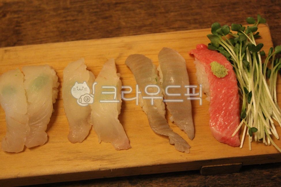 광어,광어회초밥,광어지느러미,참치,참치초밥,참치사시미,오도로,오도로초밥,광어지느러미초밥,생선초밥,초밥,광어초밥,스시,광어스시,요리,음식,식사,접시,그릇