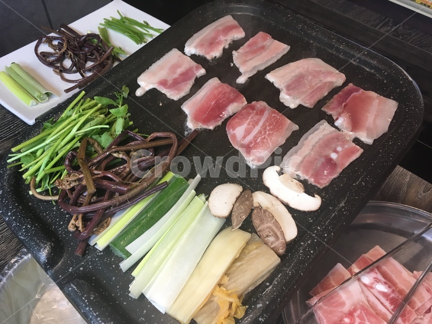 삼겹살,음식,food,냉동삼겹살,porkbelly,bacon,고사리,미나리,대파,표고버섯,백김치,음식,식재료,요리,food,cook,meal,dishes,food reserves,한식,한국음식,한국요리,korean food,korean dishes,korean meal,korean cook