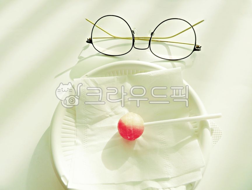 candy,valentineday,snack,white background,lollipop,plate,food,glasses,Valentines Day,Snacks,sweets,sweet,White Day
