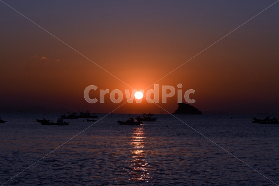 일출,자연,바다,태양,해,풍경,해변,배,sea,풍경사진,감성사진,자연,풍경,nature,landscape,한국자연풍경,한국자연경관,korea nature landscape,산업,industry,industrial,어업,fishery,fishing industry,교통,교통수단,traffic,transportation,outdoors,옥외,sky,하늘,red sky,붉은 하늘,sunset,일몰,dawn,새벽,dusk,황혼,sunlight,햇빛