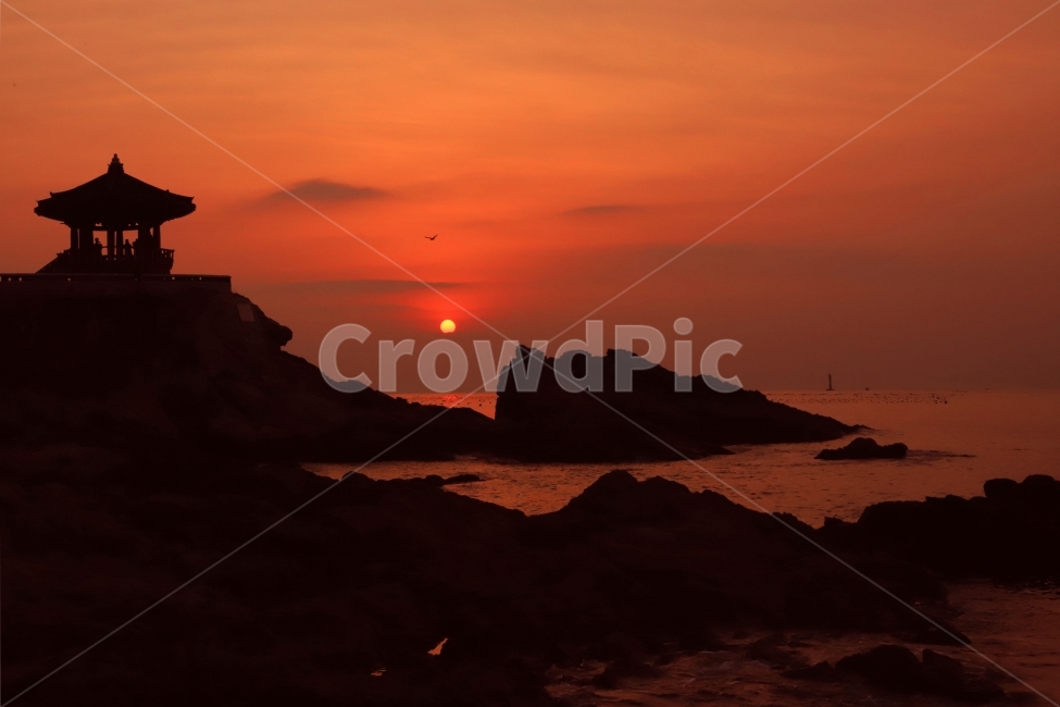 일출,빨강,레드,아침,정자,바다,새벽,자연,풍경,nature,landscape,한국자연풍경,한국자연경관,korea nature landscape,실루엣,그림자,silhouette,shadow,outdoors,옥외,dusk,황혼,dawn,red sky,붉은 하늘,sky,하늘,sunset,일몰