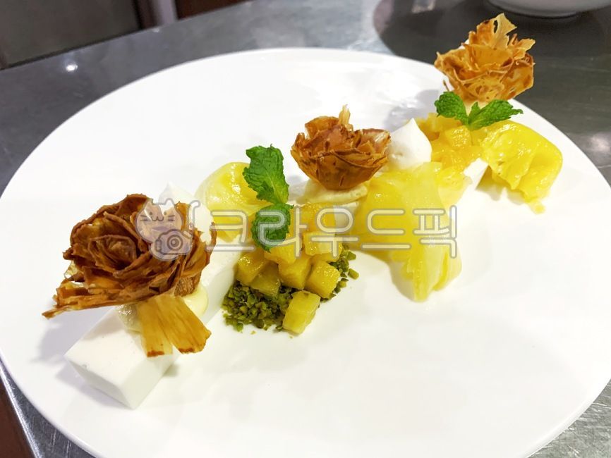 dessert,pineapple,Plating,Fine Dining,food
