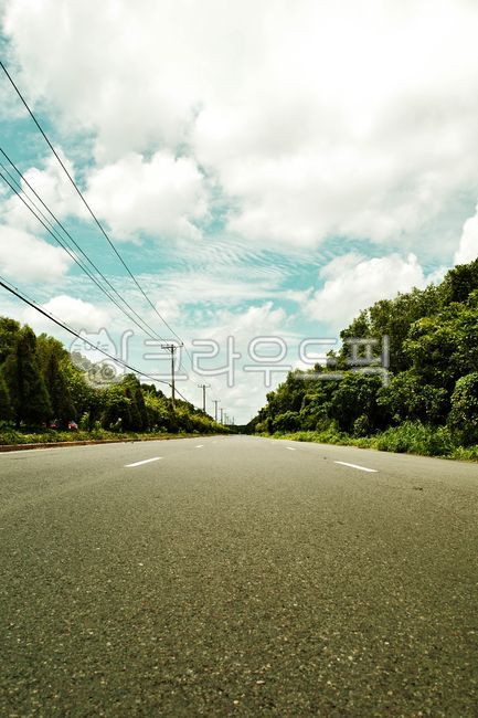 road,roadway,straight road,clean road,clear sky,grass field,middle of road,autobahn,expressway,clean road