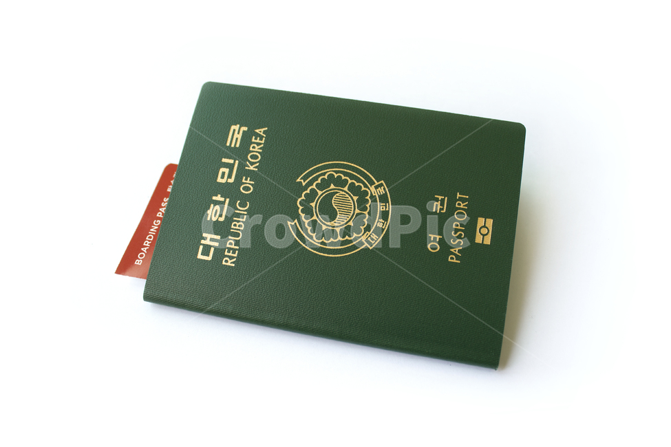 passport,id,business,card,citizen,emigration,identification,identity,international,korea,pass,republicofkorea,security,신분증,여권,한국여권,대한민국여권,사물,물건,한국,대한민국,탑,탑뷰,탑앵글,다수,여러개,여행,표지,겉면,비지니스,녹색,그린,초록색,흰배경,티켓,보딩패스,항공권,비행기티켓,탑승권,표,여행,휴가,traveling,vacation,trip