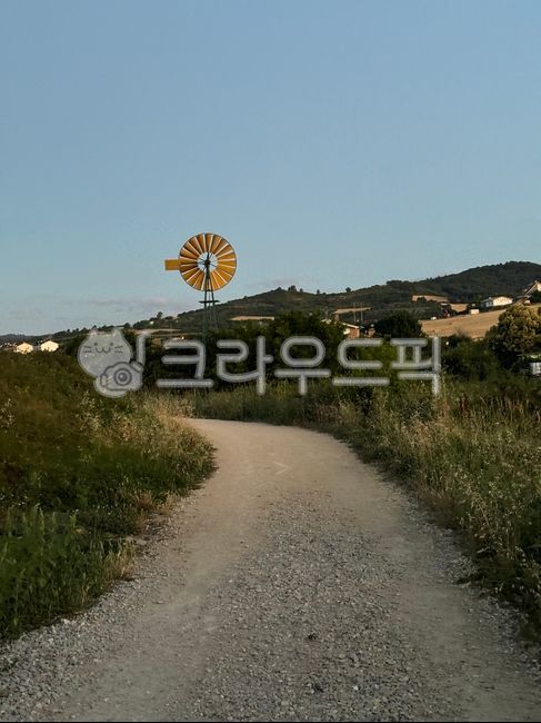 하늘,바람개비,우중충한,흐린,노란