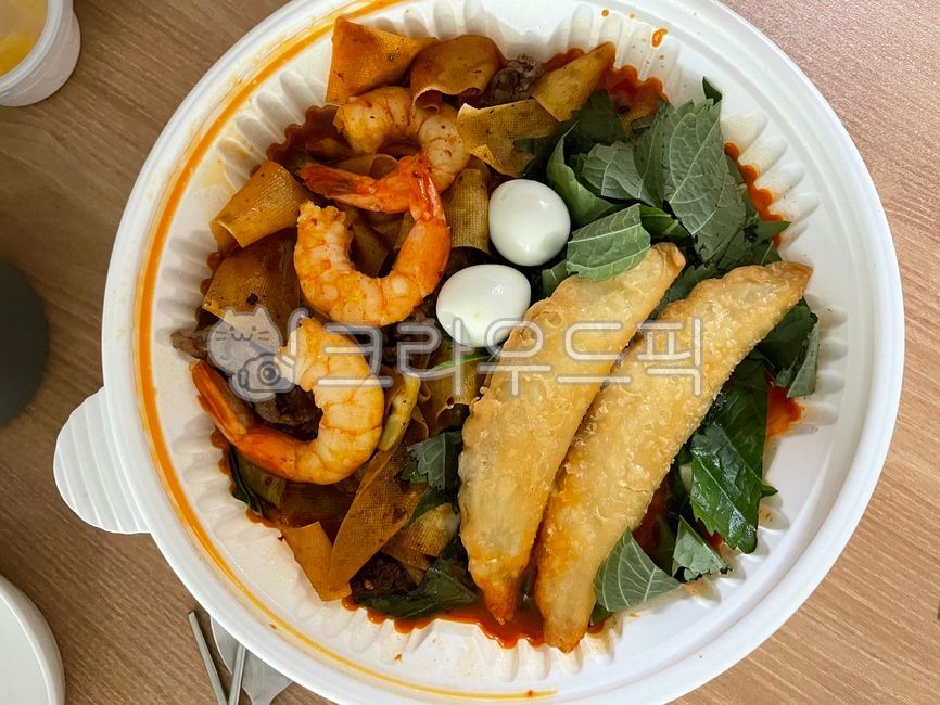 food,음식,포장그릇,포장음식,배달음식,분식,새우,만두,군만두,떡볶이,메추리알,매운맛,깻잎