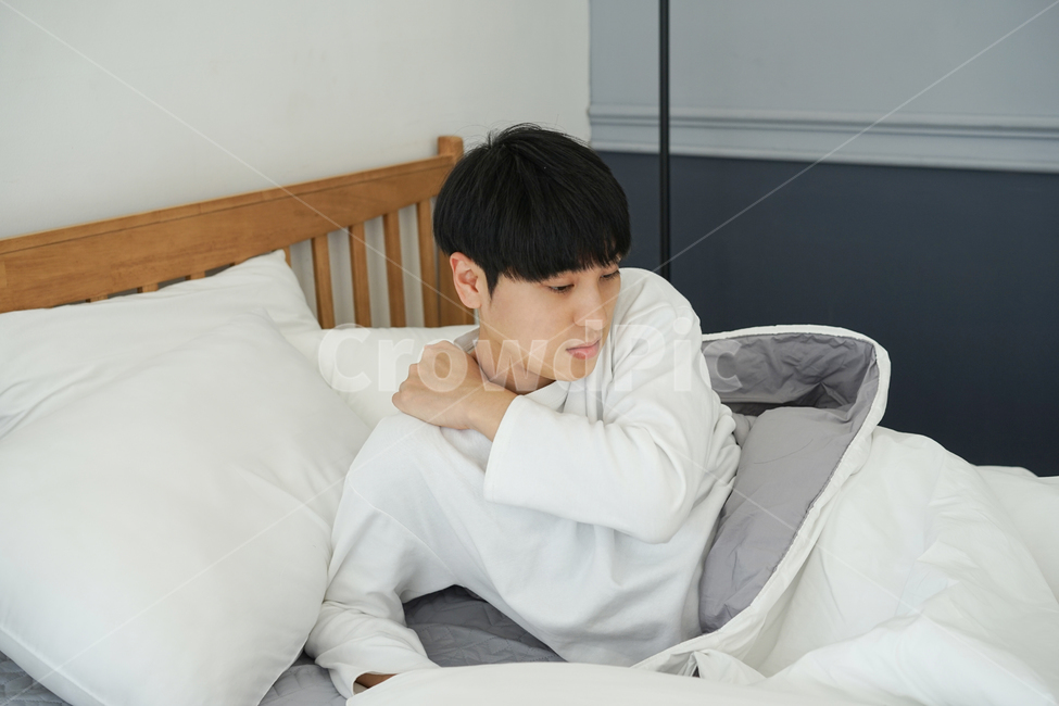 남성,남자,침대,침실,방,실내,이불,아침,어깨,기상,사람,인물,인간,human,person,남성,남자,man,male