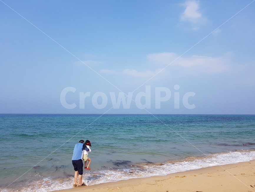 인물,사람,바다,아빠,딸,해변,자연,풍경,nature,landscape,여름,계절,summer,season,해변,바다,beach,sea,여행,휴가,traveling,vacation,trip,사람,인물,인간,human,person,가족,패밀리,family,shorts,반바지,water,물,outdoors,옥외,ocean,대양