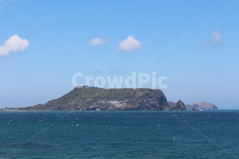 제주도,성산일출봉,바다,하늘,구름,자연,풍경,nature,landscape,한국자연풍경,한국자연경관,korea nature landscape,제주도,jeju,jeju island,outdoors,옥외,land,땅,sea,ocean,대양,water,물,shoreline,해안선,coast,연안,promontory,곶