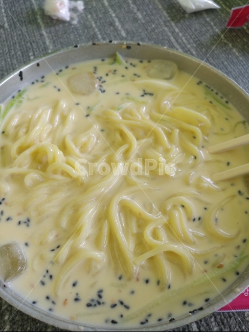 콩국수,냉콩국수,면발,시원함,고소함,젓가락,냉면그릇,땅바닥,음식,식재료,요리,food,cook,meal,dishes,food reserves,면류,면요리,noodles,한식,한국음식,한국요리,korean food,korean dishes,korean meal,korean cook