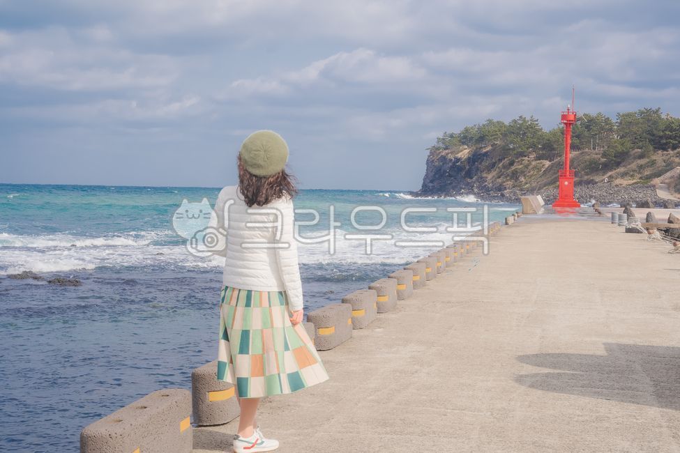 tide,sky,rest,pretty skirt,coastline,red lighthouse,jeju island,Lighthouse,muzzle,winter sea,cloud,healing,ocean,weather,season,Jeju sea,Emotion