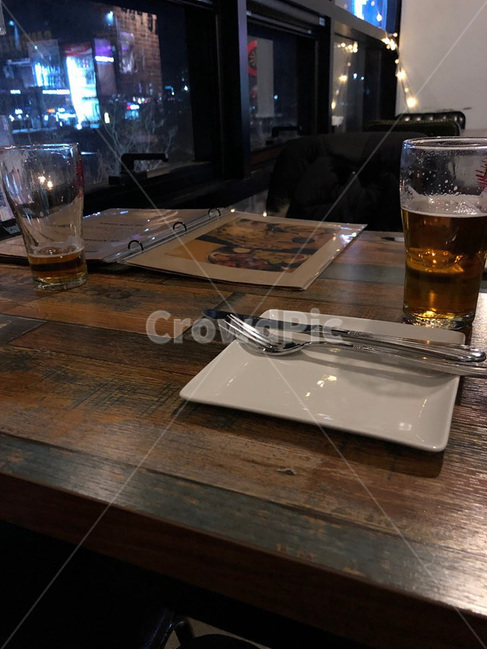 맥주,접시,테이블,인테리어,배경,숟가락,젓가락,술집,식당,고독함,외로움,우울함,색감