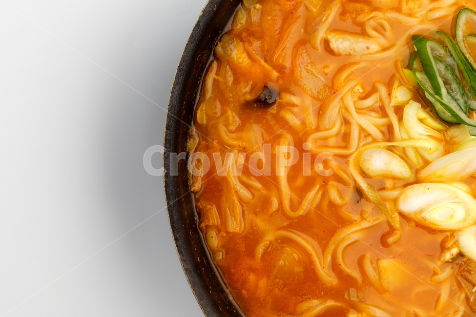 국수,칼국수,면,김치,파,밀가루,버섯,감자,음식,식사,식재료,음식재료,요리,식품,고추가루,매콤한,담백한,고소한,느끼한,맛있는,밀가루반죽,쫄깃한,부드러운,국물,두꺼운면