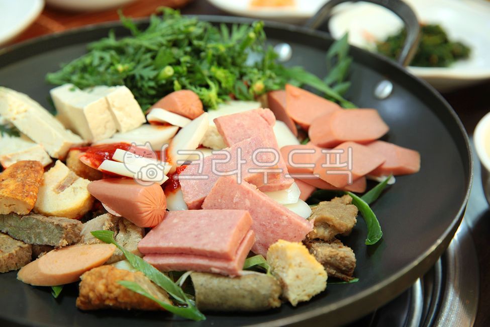 부대찌게,부대찌개,의정부부대찌게,송탄부대찌게,의정부부대찌개,송탄부대찌개,동두천부대찌게,동두천부대찌개,의정부부대찌개골목,원조부대찌개,원조부대찌게,식사,한식,식당,꿀꿀이죽,햄,소시지,미군부대햄,부대찌개햄,두부,떡,스펨,부대찌개스펨,스팸,부대찌개스팸,부대찌개고기,부대찌게고기,요리,전골,고기,쑥갓,야채,가래떡사리,떡사리,소세지,메뉴,식재료,파,미국햄,가래떡,별미,점심식사,부대전골,한국음식,찌게,찌게요리,찌개요리,찌개,부대찌게햄,냄비,접시,대나무트레이,대나무,소세지탕,먹거리,한국전통음식,부대찌게재료,찌게재료,부대찌게골목,맛집,먹방,두부전골,의정부부대찌게골목,수제소세지,수제소시지,음식,식재료,요리,food,cook,meal,dishes,food reserves