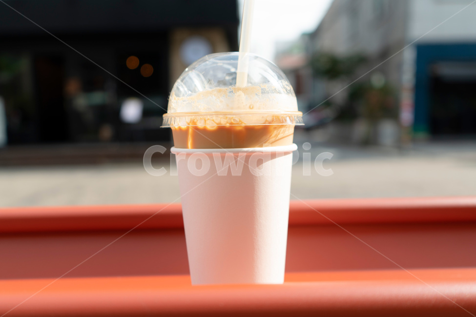 커피,음료,테이크아웃,빛,색감,빨강,야외,화창한,일회용,커피,카페,coffee,cafe