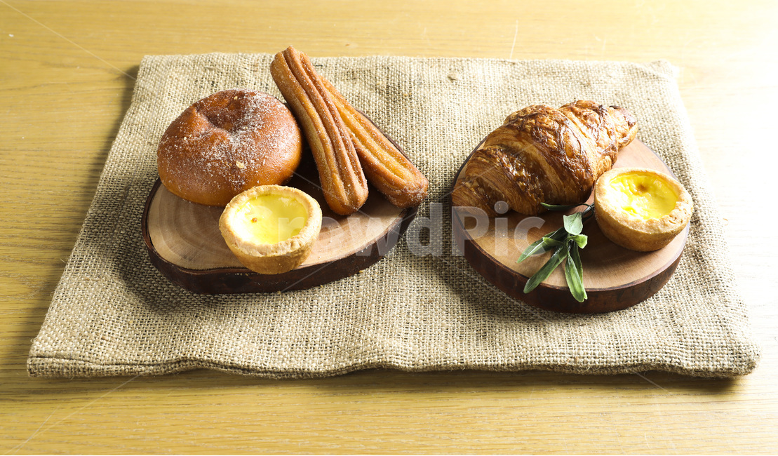 식사,음식,빵,브레드,주방,쿠킹,meal,bread,아침,런치,베이커리,부엌,식탁,food,밀가루음식,테이블웨어,나무,원목,wood,손,남자,hand,morning,음식,식재료,요리,food,cook,meal,dishes,food reserves,빵,bread,연출,컨셉,콘셉,direction,concept