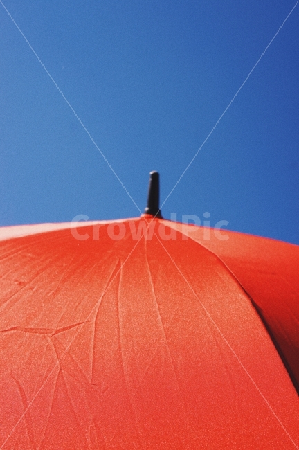 빨간,우산,하늘,대비,색,파란,풍경,landscape,red,color,색깔,색상,색채,색감,color sense,color sensitivity,feeling of color,사물,물건,오브젝트,thing,object,matter