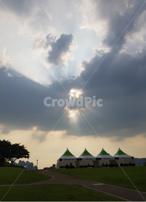 먹구름,빛내림,잔디,하늘,일몰,언덕,선셋,대구,두류,공원,darkclouds,light,park,sky,cloud,beam,dark,grass,slope,spread,sunset,tree