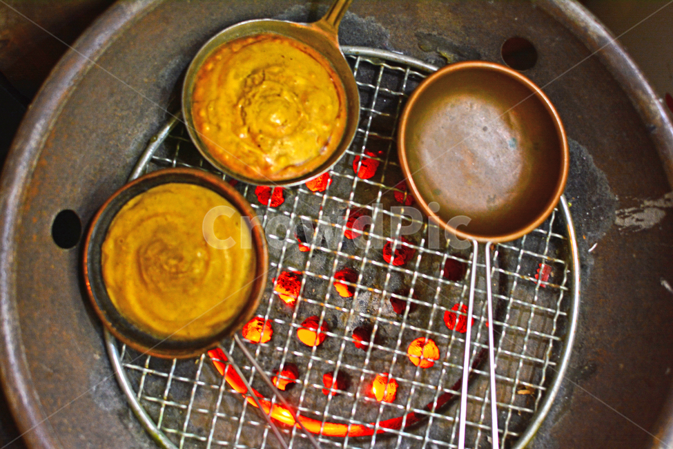 memory,Memory,snack,retro,wire netting,draw,soda,newtro,food,remember,A long ago,Snacks,mellowness,Dalgona,circle,sugar,Memories,briquette fire,fire pit