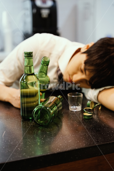 술,소주,음주,과음,남성,남자,취객,소주병,알콜,만취,사람,인물,인간,human,person,남성,남자,man,male,술,주류,alcohol