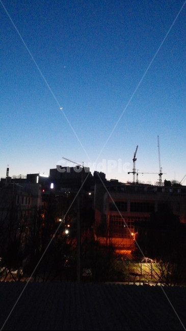 새벽,도시,야경,공장,산업,달,밤,초저녁,어둠,sky,하늘,moon,city,factory,삭막,metropolitan