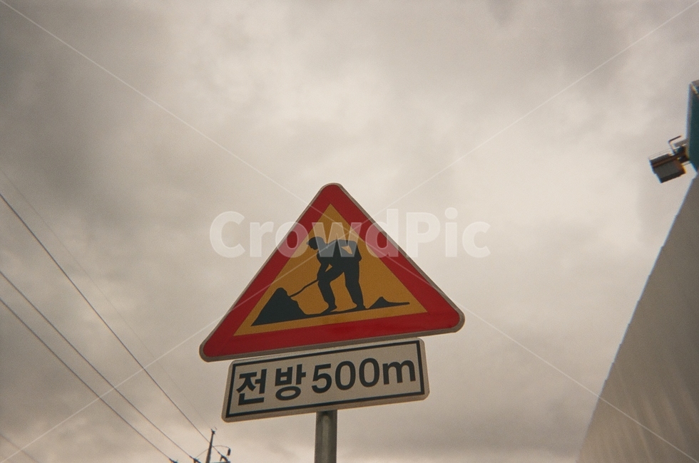 표지판,공사장,길거리,삽질,공사,도로표지판,상징,기호,symbol,roadsign,교통,교통수단,traffic,transportation