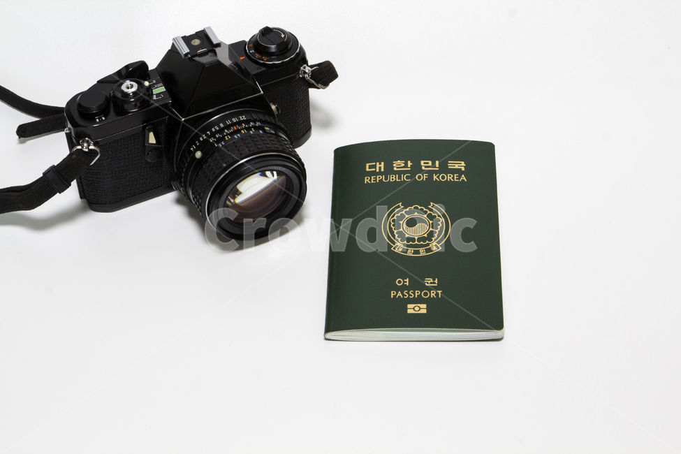 여권,카메라,전자제품,camera,필름카메라,여행,한국여권,필카,사진기,고전적인,공항,비행,신분증,세계여행,세계,대한민국여권,누끼,흰배경,하얀배경